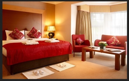 ide-kamar-tidur-romantis-dengan-warna-merah-krem-dan-warna-putih-sebagai-kombinasi
